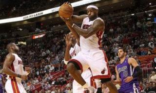 詹姆斯扣篮扣碎篮板